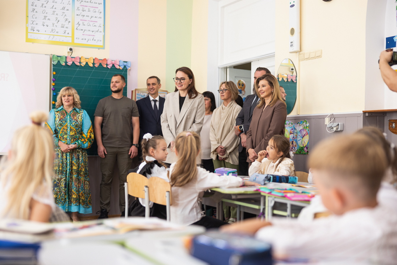 Прем’єр-міністр Юлія Свириденко і дружина Президента Олена Зеленська взяли участь в «Уроці щастя» у Білогородському ліцеї на Київщині . Фото з Урядового порталу